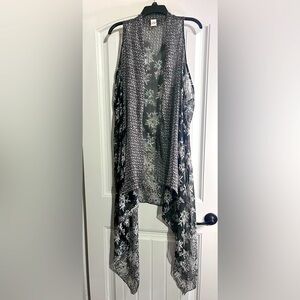 Black and white sheer flowered vest one size great for layering great condition